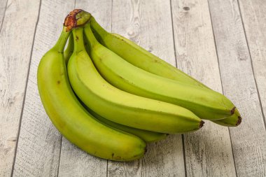 Yeşil tatlı lezzetli muz yığını izole
