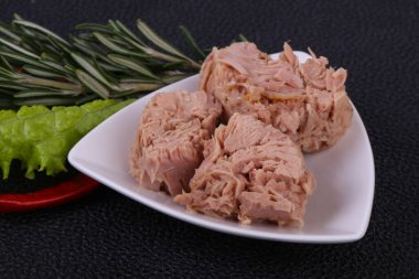 Kasede lezzetli ton balığı konservesi salata yaprakları servis edildi.