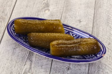 Kâsede ev yapımı salatalık turşusu