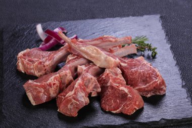 Çiğ kuzu ızgara için hazır.
