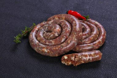 Ham kuzu sosis ızgara için hazır
