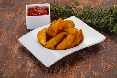 Biberiye ve soslu kızarmış patates dilimleri.