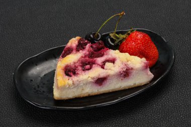 Kirazlı cheesecake çilekli ve naneli.