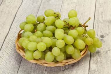 Olgun taze yeşil üzüm dalı