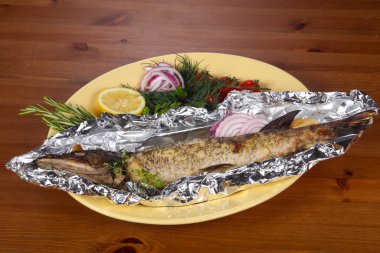 Limon ve biberiyeyle doldurulmuş turna balığı.