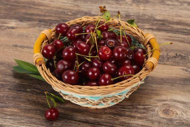 Yapraklarla dolu olgun kiraz yığını