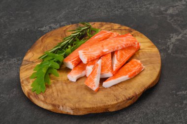 Ahşap tahtanın üzerinde yengeç çubuğu surimi