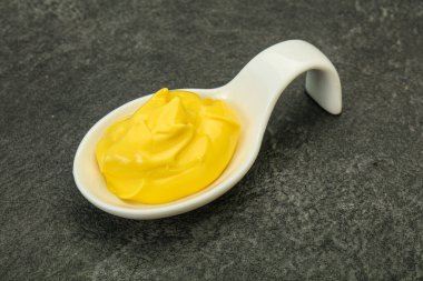 Tabaktaki doğal lezzetli peynir sosu