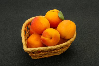 Taze, tatlı, birkaç kayısı meyvesi.