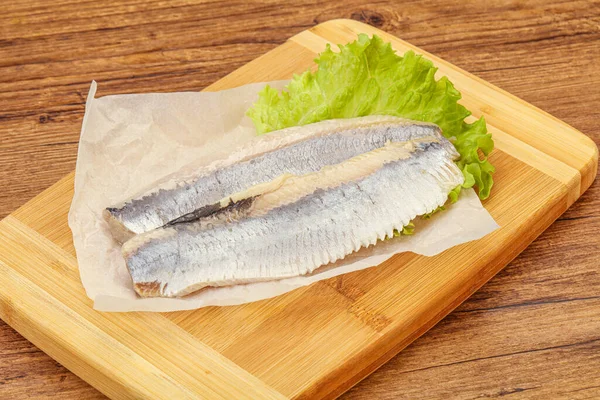 Filete Arenque Con Hojas Ensalada Sobre Tabla —  Fotos de Stock