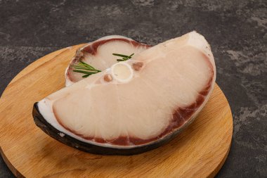 Çiğ köpekbalığı bifteği pişirmek için biberiye servis edilir.