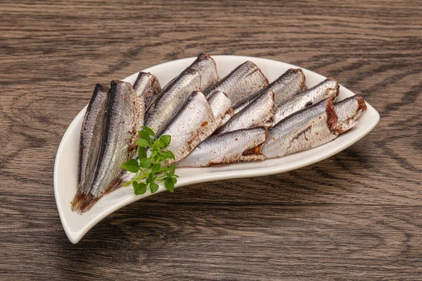 Anchovies Hal Snack Tálban Tálalva Bazsalikom Levelek — Stock Fotó