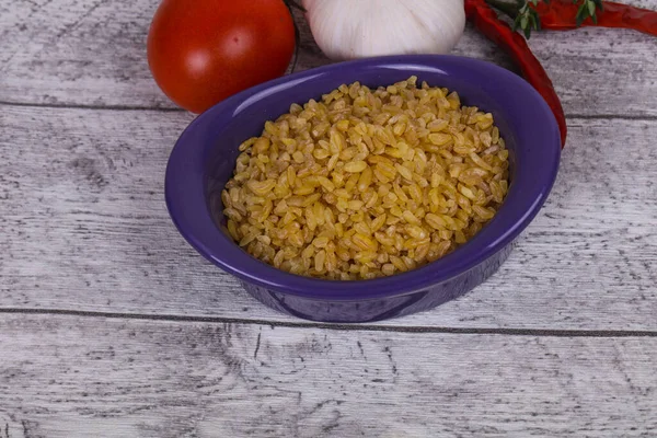 Bulgur Dorado Crudo Tazón Con Tomates Ajo — Foto de Stock