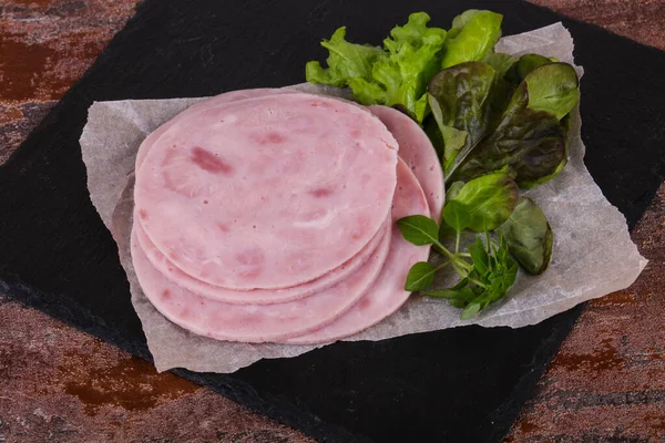 Snijd Smakelijk Ham Voorgerecht Geserveerd Salade Bladeren — Stockfoto
