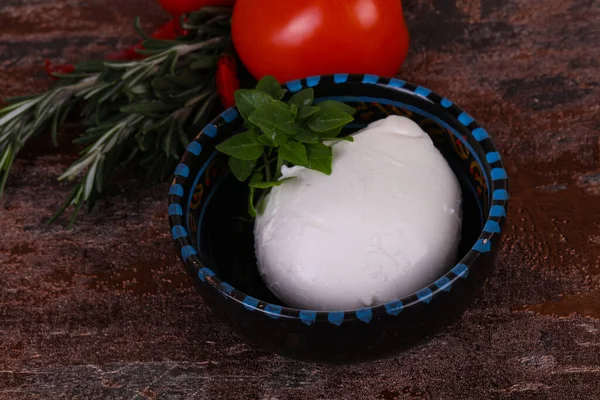 Palla Mozzarella Italiana Servita Con Basilico Pomodori — Foto Stock