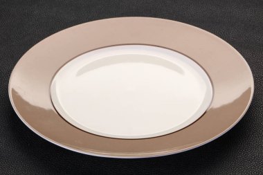 Siyah arka plan üzerinde boş seramik tabak