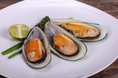 Limonlu ve yeşil biberli yarım midye.