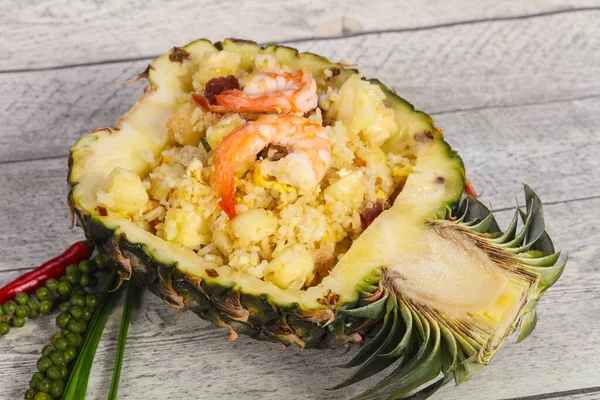 Stekt Ris Med Räkor Serverade Ananas — Stockfoto