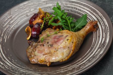 Kavrulmuş. Ördek. erik, incir ve elma ile bacak