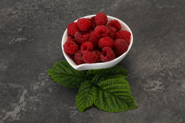 Rode Heldere Rijpe Zoete Frambozen Met Blad — Stockfoto