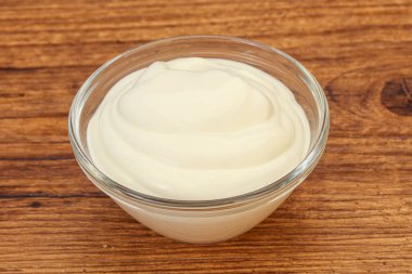 Süt ekşi krema kasede