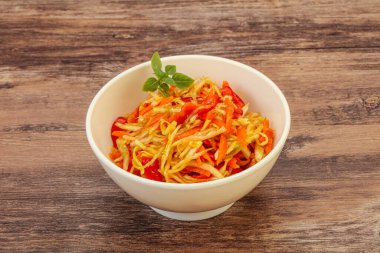 Havuç ve biberli vejetaryen lahana salatası 