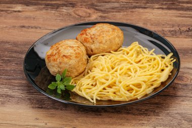 Peynirli spagetti ve ev yapımı tavuk pirzolası.