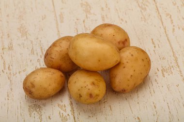 Çiğ taze patates yığını.