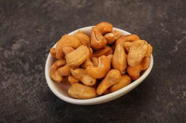 Kavrulmuş kaju yığını kasede