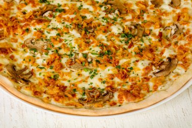 Mantarlı ve peynirli pizza.