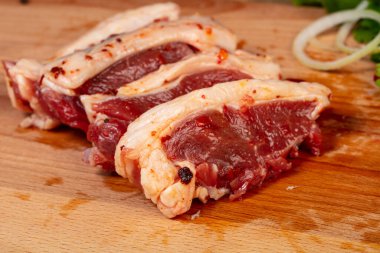Ham kuzu eti ızgara için hazır