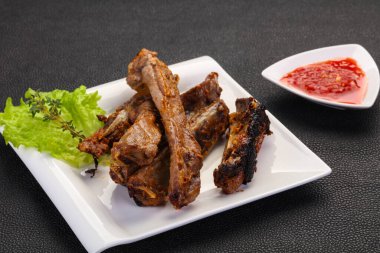 Kavrulmuş domuz kaburga sos ile