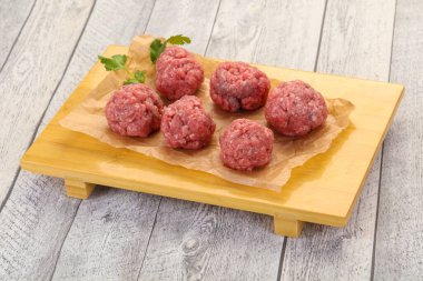 Ahşap zemin üzerinde çiğ köfte pişirmeye hazır.