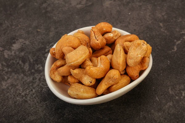 Kavrulmuş kaju yığını kasede