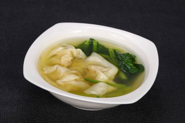 Bitki ve baharatlı geleneksel Asya Wonton çorbası.