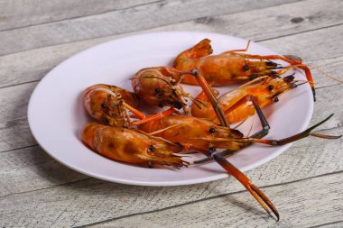 Plakada ızgara Asya su karidesi