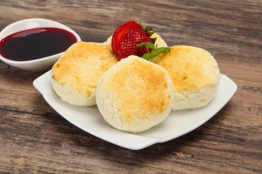 Reçelli krep ve naneli çilek.