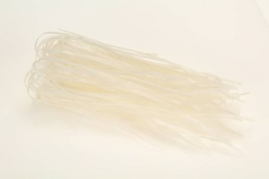 Çiğ pirinç eriştesi pişirmeye hazır.