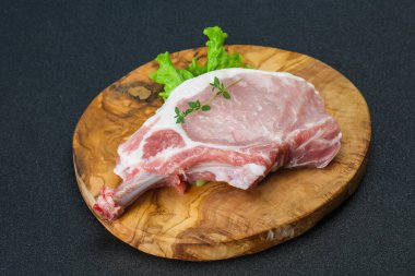 Ahşap arka planda çiğ biftek.