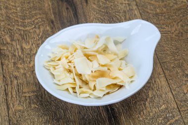 Hindistan cevizi kuru cipsi kasede atıştırmalık.