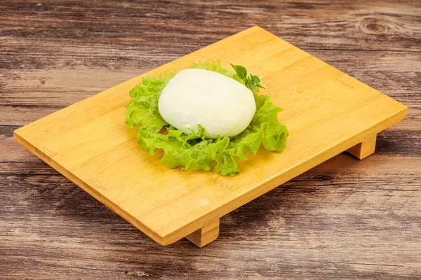 Bola Queijo Mozzarella Italiana Sobre Bordo — Fotografia de Stock