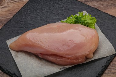 Pişirmek için çiğ tavuk göğsü.