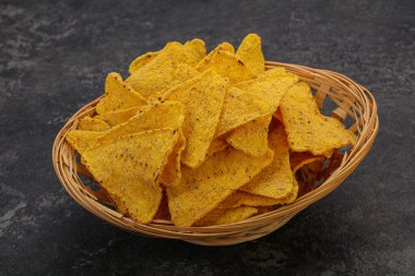 Meksika mısır cipsi üçgen yığını.