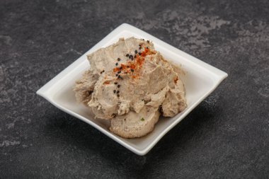 Kavanozda baharatlı ringa yağı var.