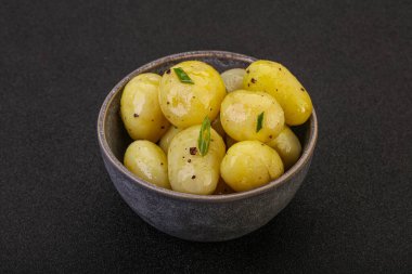 Kasede taze haşlanmış patates soğan servis edildi.