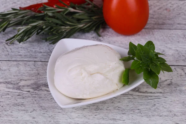 Pelota Italiana Queso Mozzarella Servido Albahaca Tomates —  Fotos de Stock