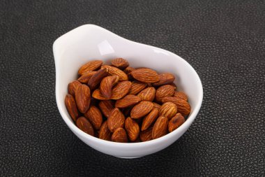 Kavanozda badem ezmesi