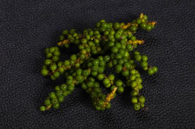 Ahşap arka planda ham taze yeşil biber Mısır