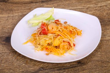 Papaya ve karidesli Tayland salatası.