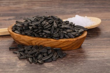 Lezzetli kavrulmuş ayçekirdeği yığını yenmeye hazır.